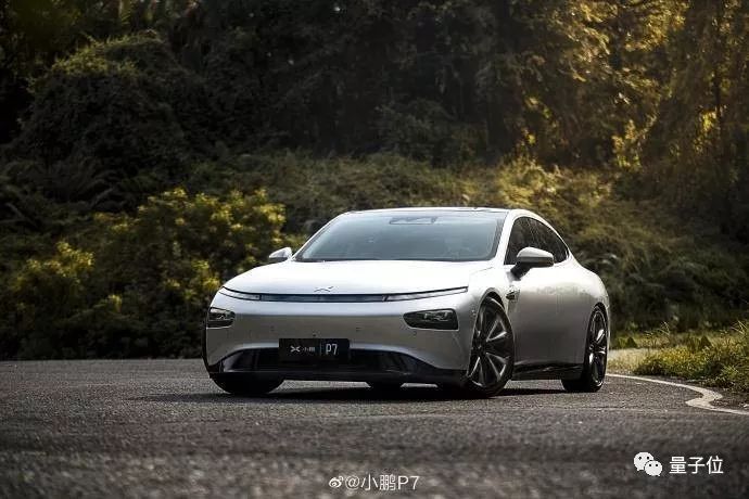 小鹏P7智能进化：自动泊车、自主巡航与全方位用户体验的智能汽车新标杆