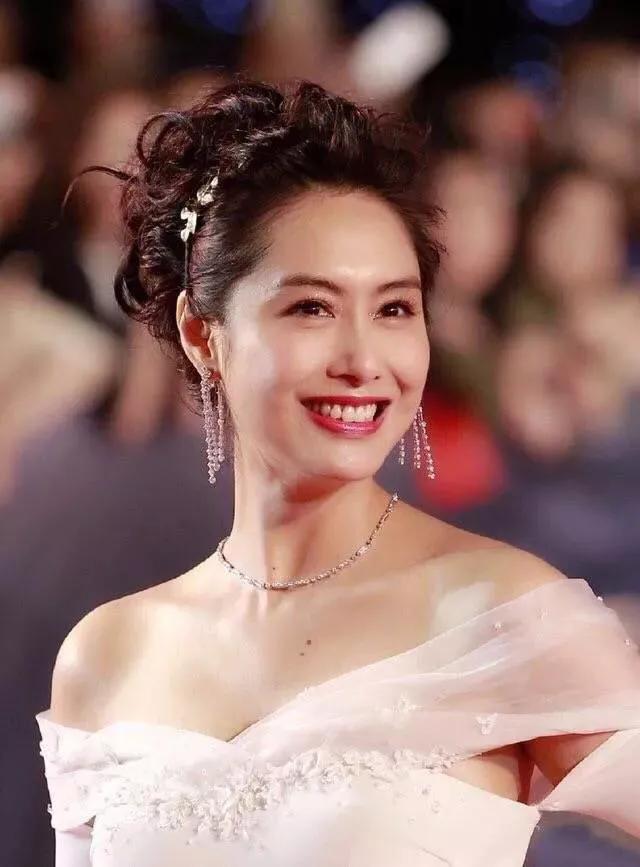 回顾80年代香港十大绝世美女：朱茵等女星的经典魅力与代表作